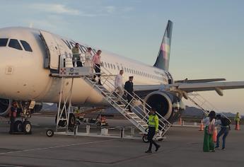 Gerardo Vargas viaja en primer vuelo Los Mochis-Mexicali
