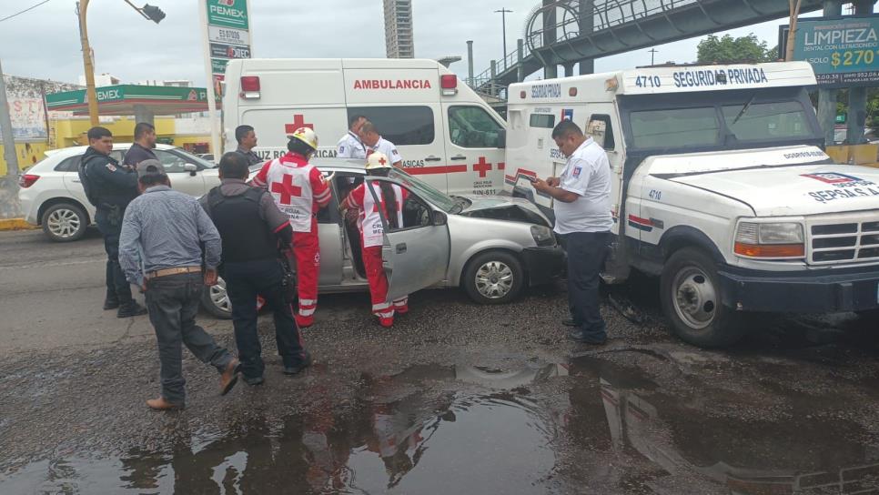 Choca contra camión de valores y termina en el hospital en Mazatlán