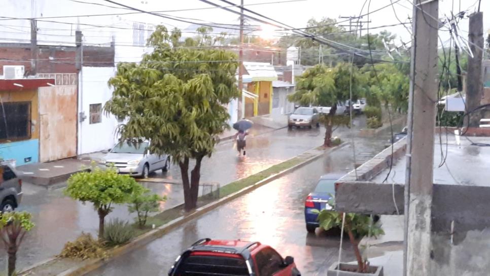 Fuerte lluvia despierta y sorprende a los mazatlecos este jueves, provocando inundaciones