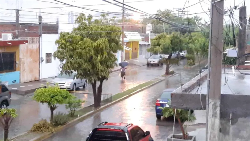 La ciudad se despertó con inundaciones debido a las fuertes lluvias. FOTO: Luz Noticias