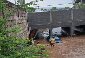 Dos automóviles son arrastrados por la lluvia y caen a canales en Mazatlán