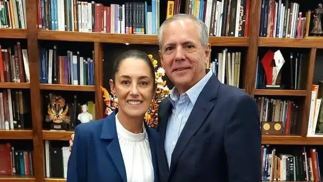 Claudia Sheinbaum y Gerardo Vargas Landeros se encontraron en vuelo de CDMX a Los Mochis. FOTO: Cortesía