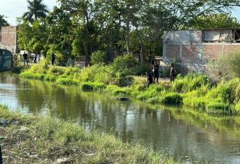 Localizan a un hombre flotando y presuntamente asesinado dentro de un canal de riego en Los Mochis