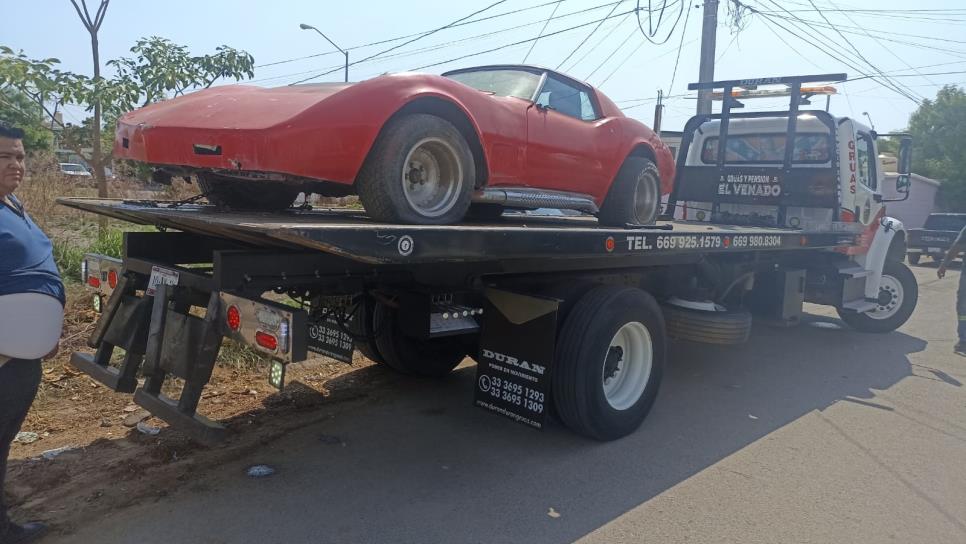 Retira Tránsito vehículos que estorban en la calle en Mazatlán