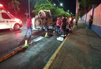 Automóvil con familia a bordo vuelca frente a Ciudad Universitaria, en Culiacán