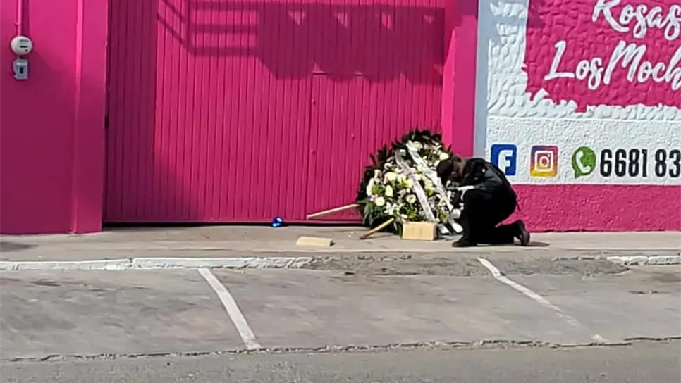 Por segunda ocasiín fue dejada en el lugar una corona, pero ahora junto a una caja. FOTO: Osmar Zavala.