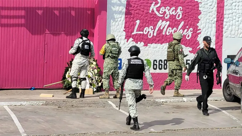 La corona y la caja con cenitales fueron dejadas afuera de la florería. FOTO: Osmar Zavala.