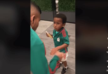 Niño africano recibe unas quesadillas de la Selección Mexicana