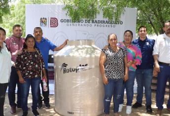 Alcalde de Badiraguato entrega tinacos a familias de la sindicatura de Otatillos