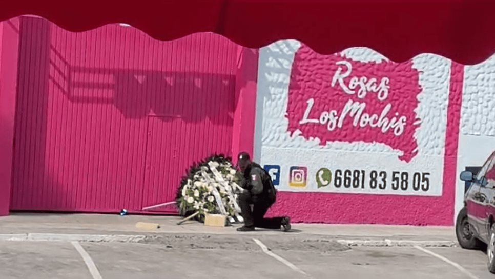 Momento exacto en el que un elemento de la FGE destapa caja de regalo con el testículo y pene de un hombre en florería de Los Mochis