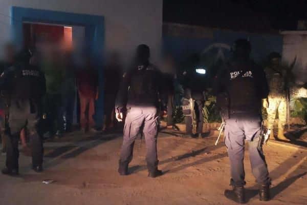 Vinculan a proceso a sujeto que mantenía secuestrados a 18 hombres en centro de rehabilitación de Angostura