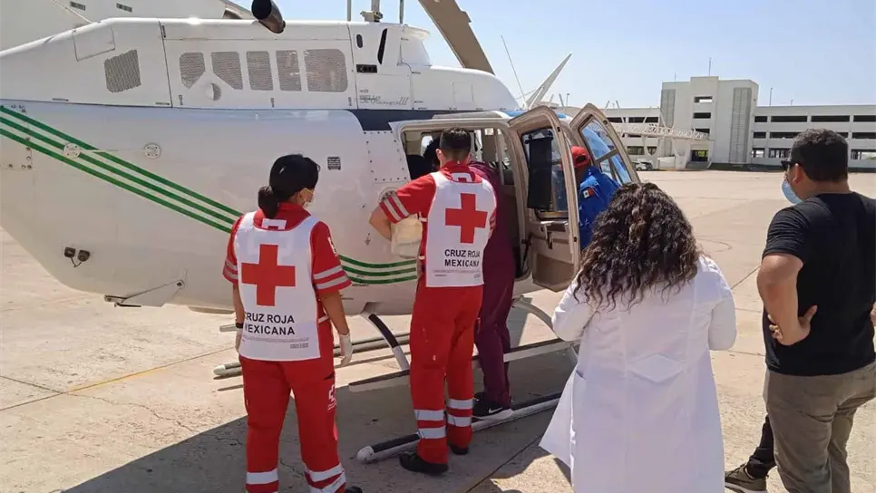 El menor es atendido debido a las lesiones del accidente. FOTO: Cortesía