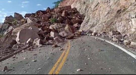 En dos días queda liberada la carretera Badiraguato - Parral tras derrumbe de un cerro