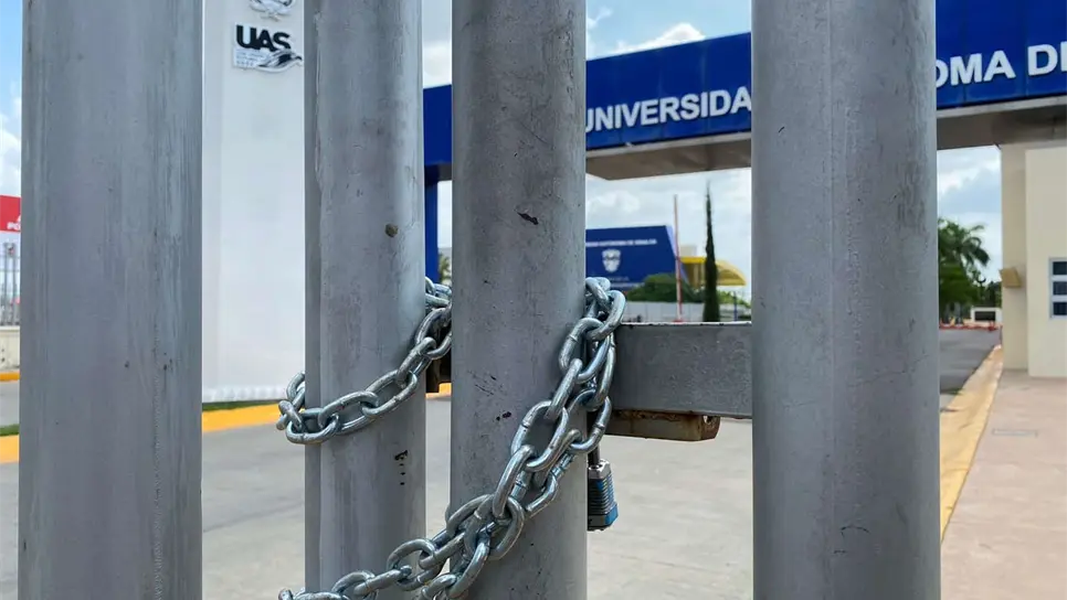 El edificio de Rectoría de la UAS se encuentra asegurado con candados. FOTO: Luz Noticias