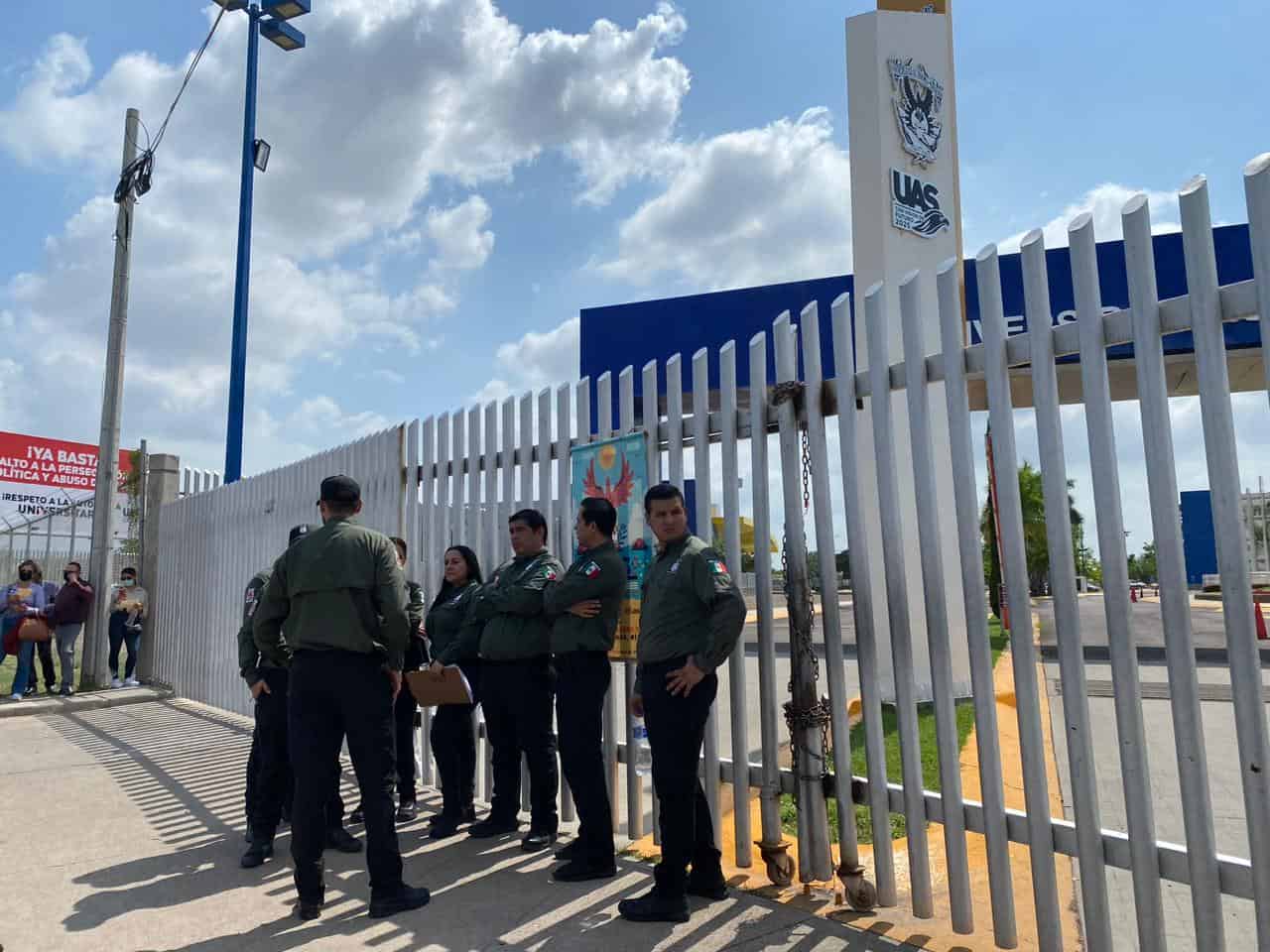 Los agentes buscan acatar la orden de cateo a las instalaciones de Rectoría de la UAS: FOTO: Luz Noticias