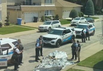Pieza de avión se desprende en el aire y cae en el patio de una casa 