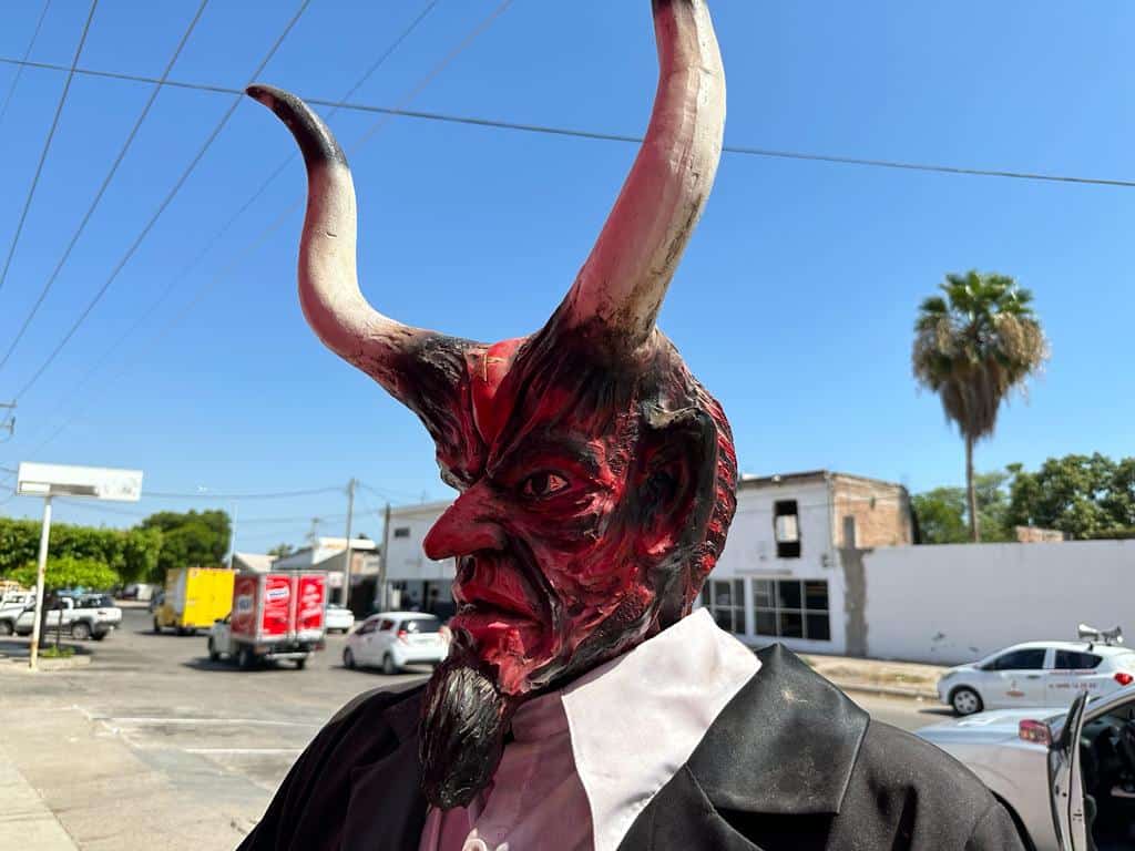 La figura del Diablo encontrada afuera de la florería en Los Mochis. FOTOS: Ernesto Torres