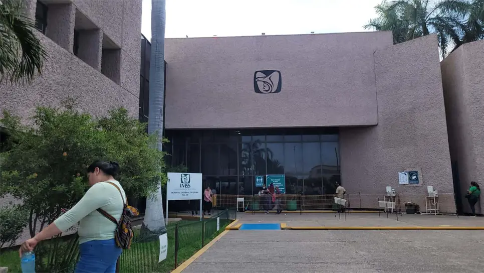 Los ciudadanos viven intensos días de calor en el IMSS. FOTO: Luz Noticias