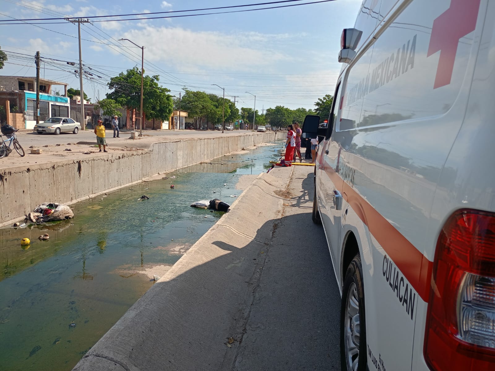 Discapacitado visual cae a un canal pluvial en Culiacán
