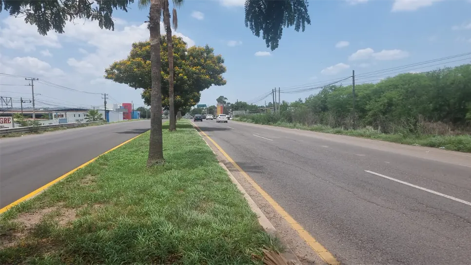 Un sujeto se ha hecho pasar por muerto sobre la carretera México 15 en Culiacán. FOTO: Luz Noticias