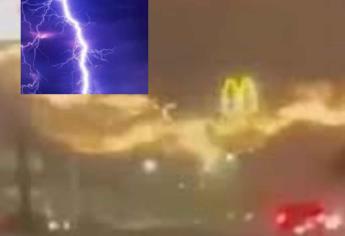 Impactante rayo cae en Guaymas, Sonora y deja sin luz a la población | VIDEO