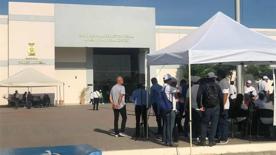 En la audiencia anterior, que fue pospuesta, personal de la UAS se plantó en las instalaciones de justicia. FOTO: Luz Noticias.