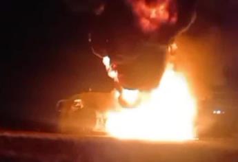 Un autobús terminó en cenizas tras incendiarse cerca de la caseta de Costa Rica, Culiacán 