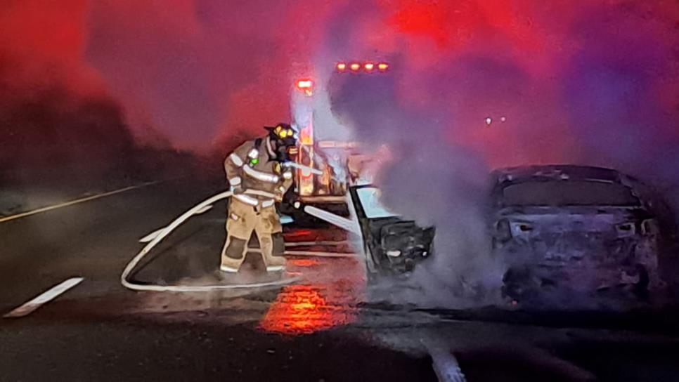 Venían a Los Mochis y se les incendia el carro en la México 15