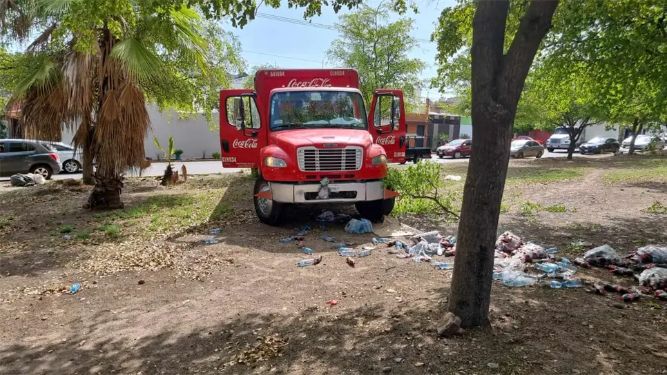 Camión de refrescos se queda sin frenos y protagoniza choque en Culiacán