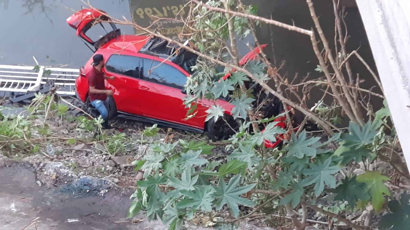 Así quedó la unidad donde viajaba la pareja. FOTO: Luis Ramírez.