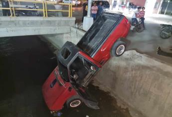 Adulto mayor cae con todo y camioneta al canal de Chulavista, en Culiacán