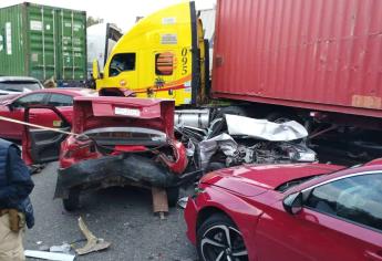Mueren seis personas por choque carretero en Michoacán | VIDEO