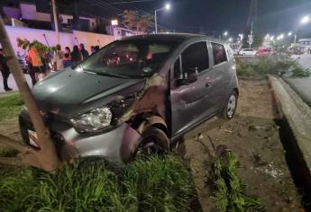 Derriban árbol tras chocar dos vehículos en Culiacán