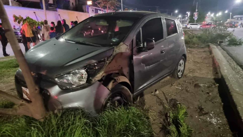 Derriban árbol tras chocar dos vehículos en Culiacán Derriban árbol tras chocar dos vehículos en Culiacán