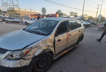 Conductora resulta herida de gravedad tras volcar en un choque en La Costerita