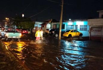 Por las fuertes lluvias en Mazatlán se quedan 2 embarcaciones varadas: Protección Civil