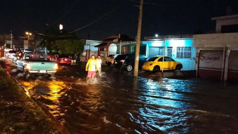 Por las fuertes lluvias en Mazatlán se quedan 2 embarcaciones varadas: Protección Civil