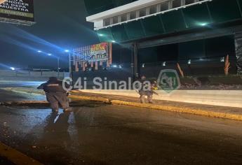 Camioneta cae a un socavón formado por la lluvia en Culiacán