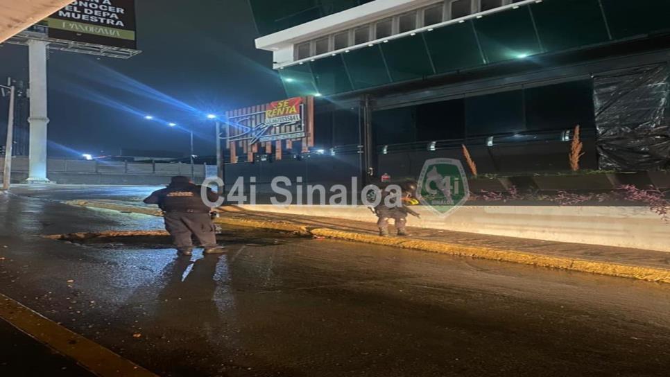 Camioneta cae a un socavón formado por la lluvia en Culiacán