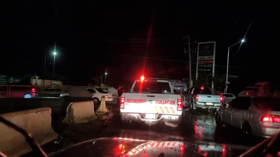 Una familia es arrastrada por la fuerte lluvia en Culiacán Una familia es arrastrada por la fuerte lluvia en Culiacán