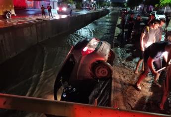 Por la lluvia, una pareja que viajaba en un vehículo terminó en el interior del canal de Chulavista
