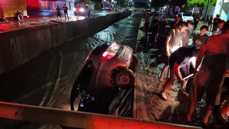 Por la lluvia, una pareja que viajaba en un vehículo terminó en el interior del canal de Chulavista