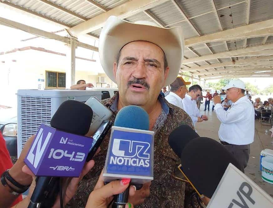 Mario Noel Camacho Ángulo atendiendo a los medios de comunicación. FOTO: Luz Noticias
