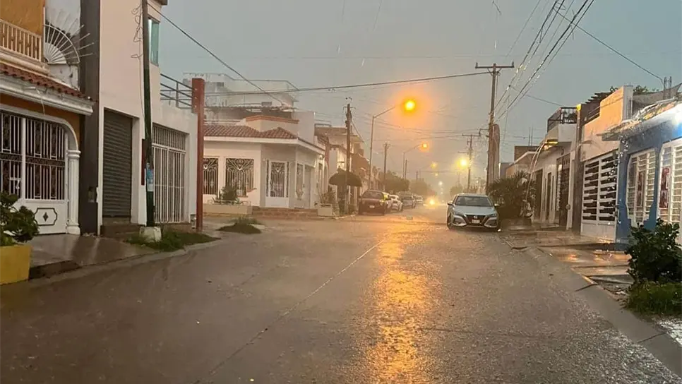 Los ciudadanos se vieron sorprendidos, pues no se esperaban lluvias tan fuertes. FOTO: Luz Noticias