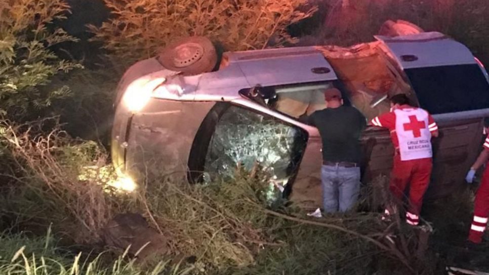 Mujer termina prensada al volcar en la México 15 frente al ejido Figueroa, Guasave