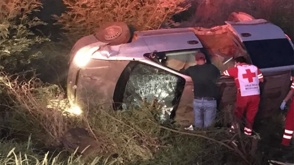 Aparatosa volcadura en la Carretera México 15 en Guasave. FOTO: Luz Noticias