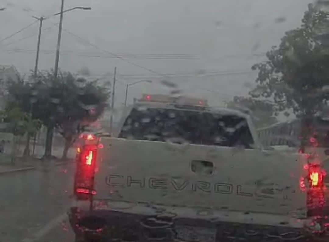 Inicia nueva semana con fuerte lluvia en Mazatlán