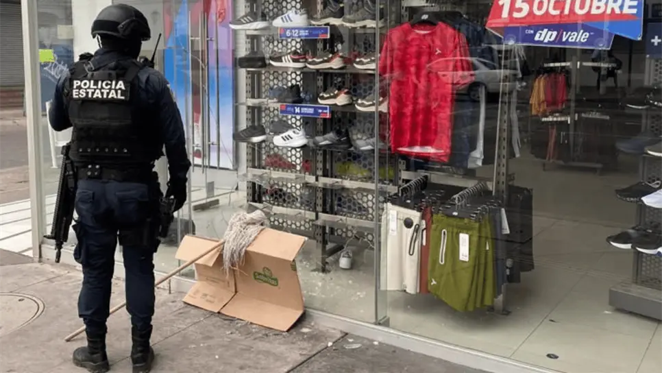 Las autoridades lograron detener al presunto ladrón de tienda de ropa deportiva del centro de Culiacán. FOTO: Luz Noticias