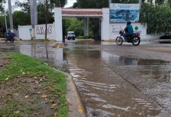 Falla eléctrica genera el desbordamiento de un canal en La Pérgola; afecta a la mitad de Los Mochis