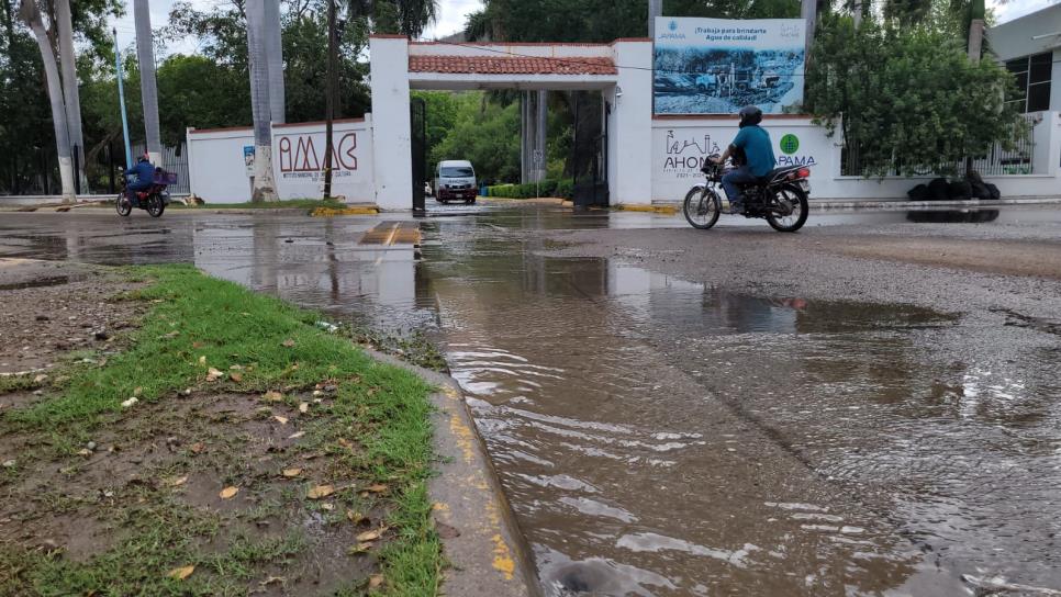 Falla eléctrica genera el desbordamiento de un canal en La Pérgola; afecta a la mitad de Los Mochis